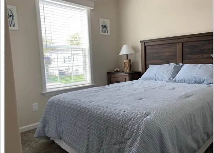Resort Cottage Near Parks At Great Price!