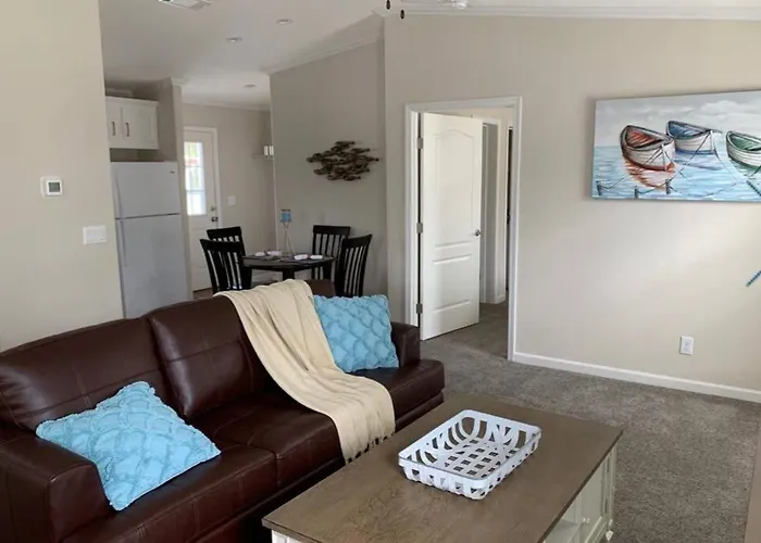 Resort Cottage Near Parks At Great Price!